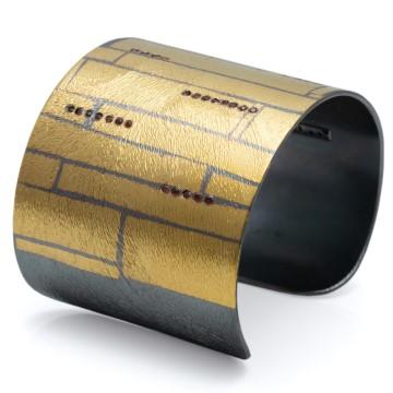The image is of a yellow and black bracellet made by Roberto Fioravanti Still Jewellery